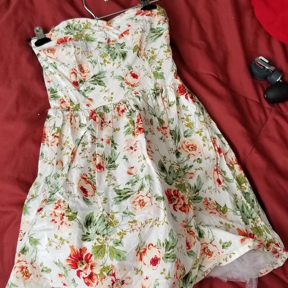 Limite Strapless Flower Dress - Picture 4 of 5